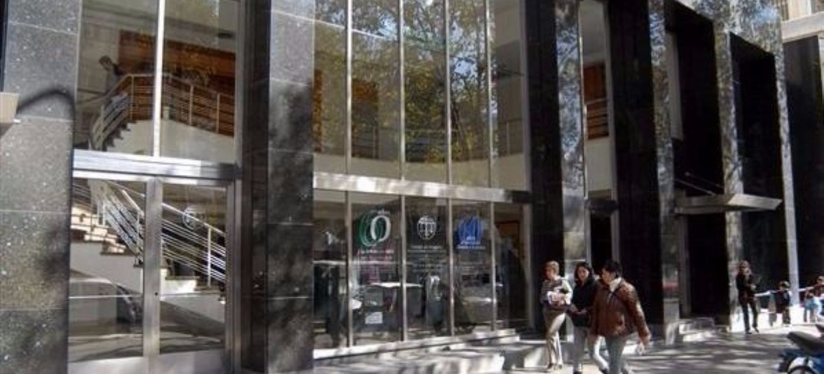 VIDEO: Tremenda fuga de agua frente al Colegio de Abogados de La Plata