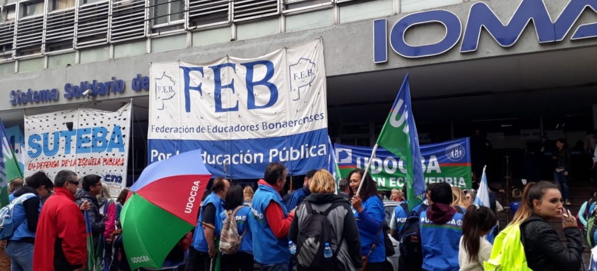 VIDEO: Gremios docentes reclamaron frente a la sede de IOMA en La Plata