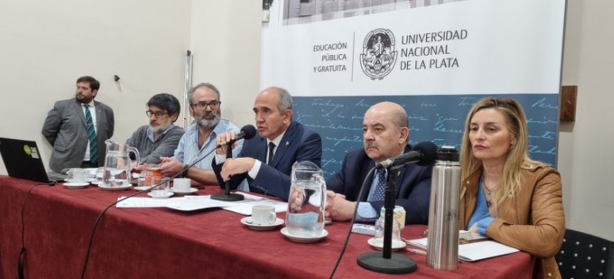 La renuncia de un histórico referente de la UNLP generó una enorme cantidad de conjeturas