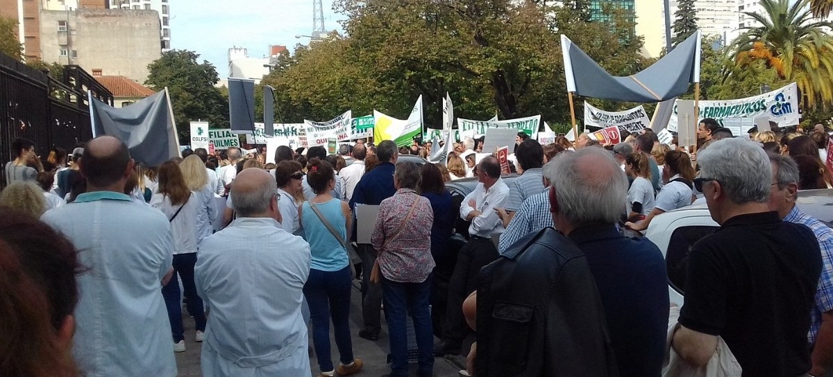 Farmacéuticos de varias ciudades bonaerenses protestaron por Farmacity en Gobernación y Legislatura