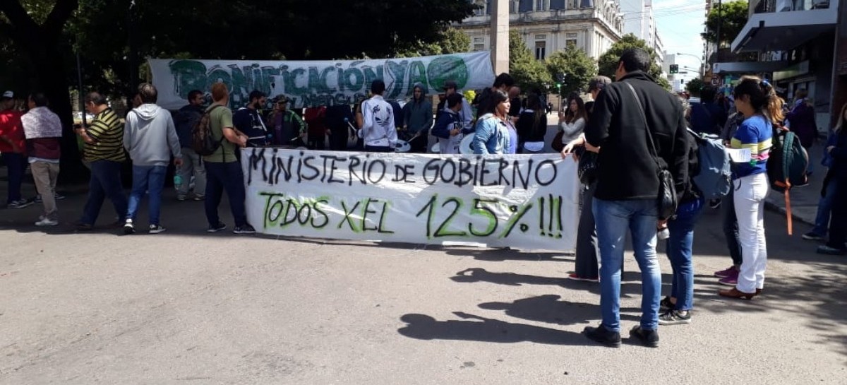 Mientras el Presidente Macri hace planes para el mundial de fútbol, el país vive un Día de Furia