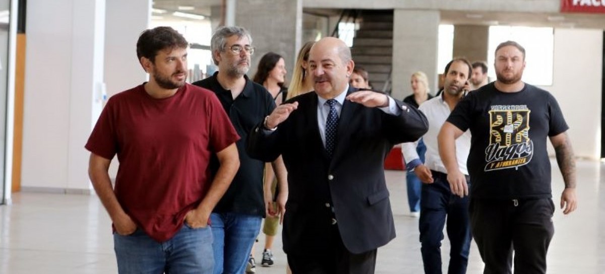 El dirigente social Juan Grabois visitó los emprendimientos de la Universidad Nacional de La Plata