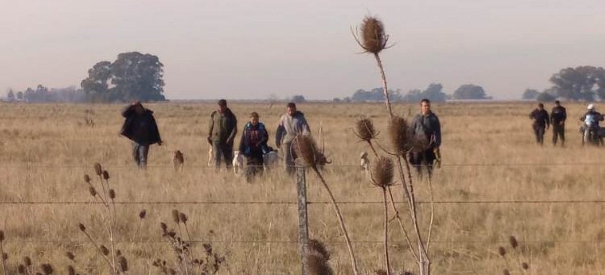 Cazadores cazados y llevados a la comisaría con sus perros galgos