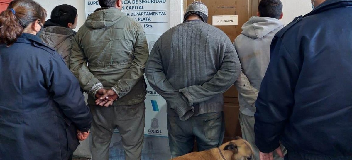 Cazadores cazados y llevados a la comisaría con sus perros galgos