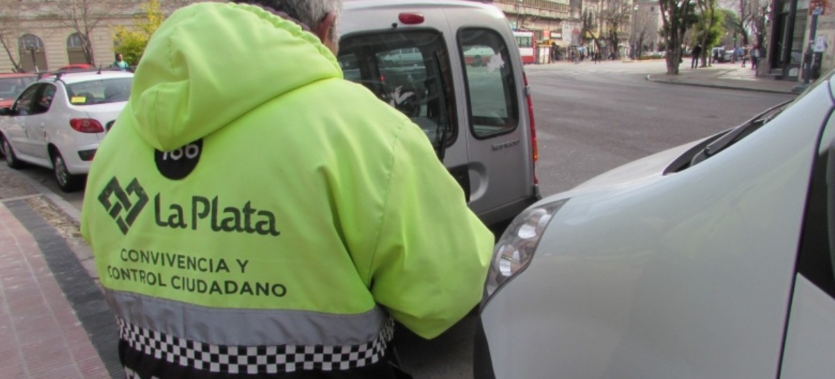 VIDEO: Policía bonaerense debe intervenir a funcionarios de tránsito que circulan en coche "vencido"
