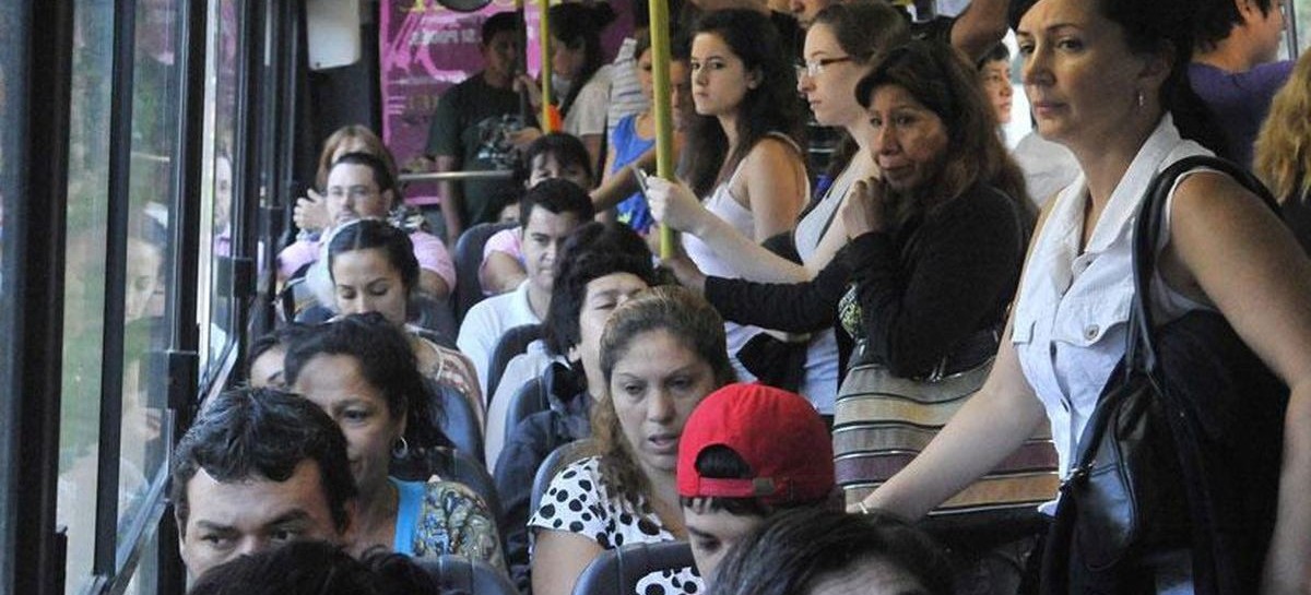 Un clásico: no hay trenes, y el servicio de colectivos está colapsado