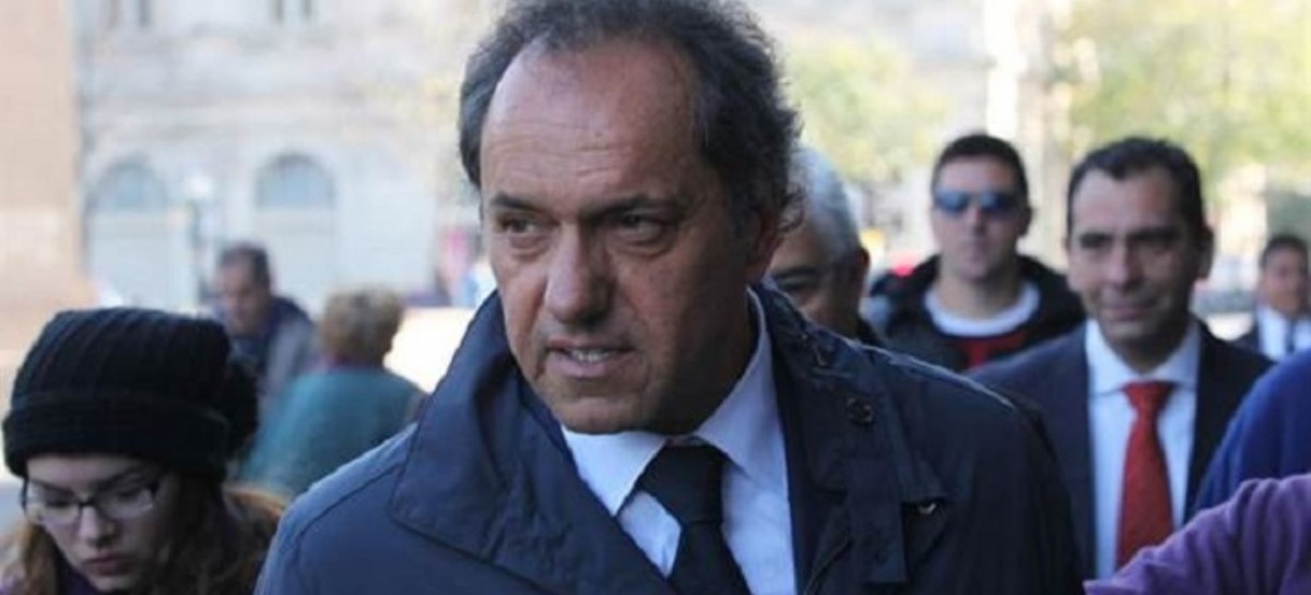 Daniel Scioli fue insultado por un grupo de vecinos en Villa La Ñata