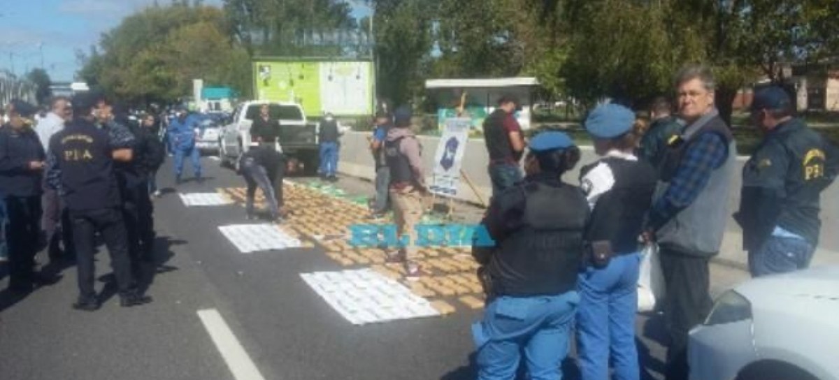 "El Patrón" y "Pirrita" traían 242 panes de marihuana a La Plata: fueron detenidos por la Policía