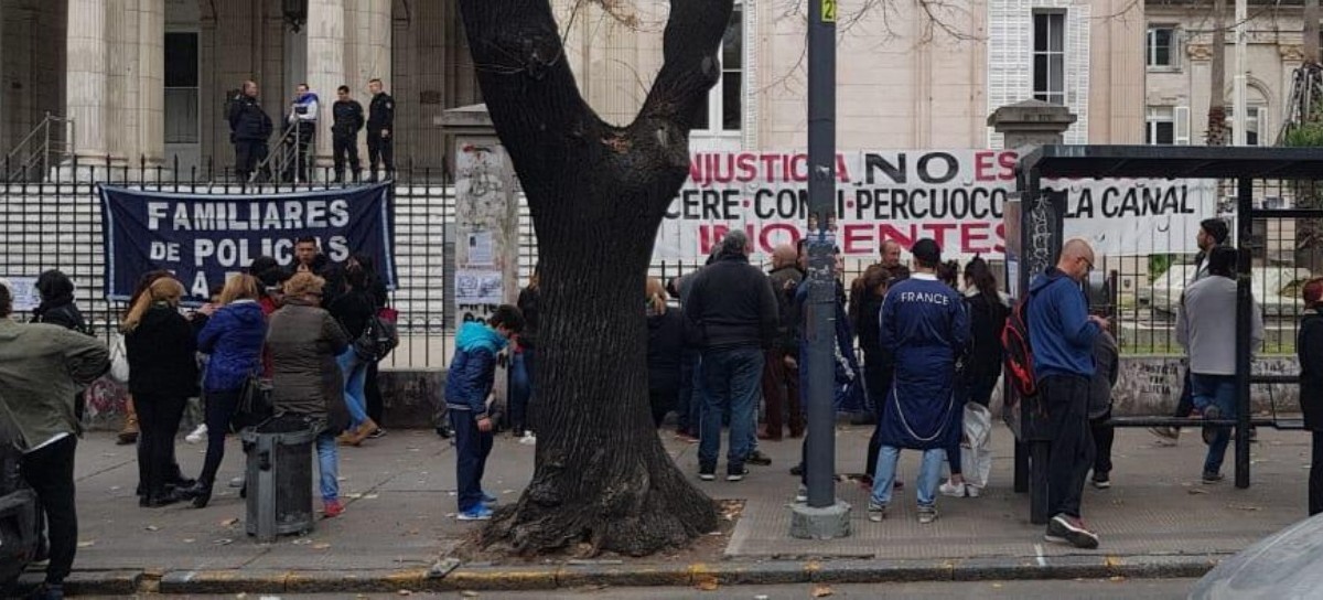 Esposas de policías condenados a perpetua creen que la Asociación Miguel Bru presionó a la Justicia