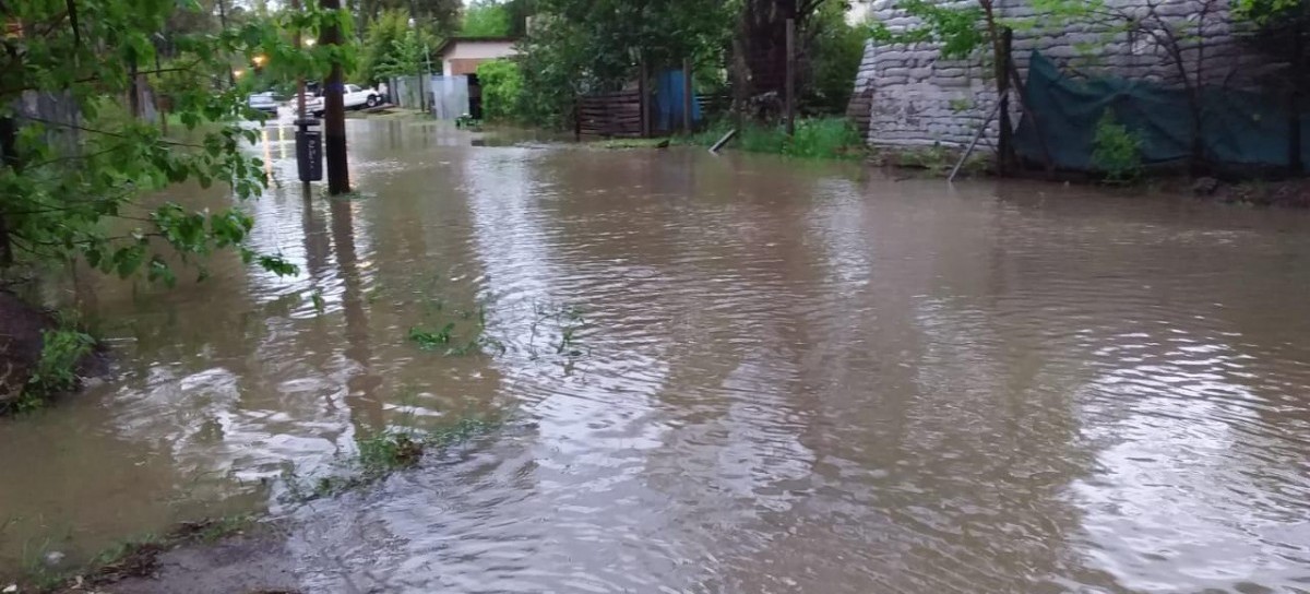La Plata sigue inundándose: a los vecinos de la localidad de Arturo Seguí les toca padecerla