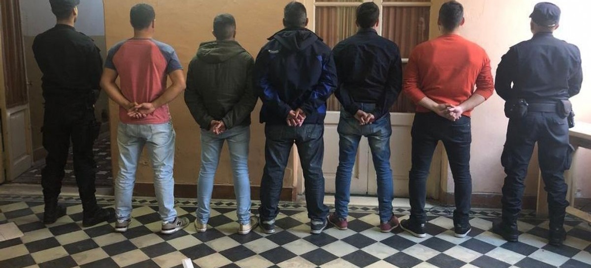 La foto de los siete policías presos por la Masacre de San Miguel del Monte: ¿Una puesta en escena?