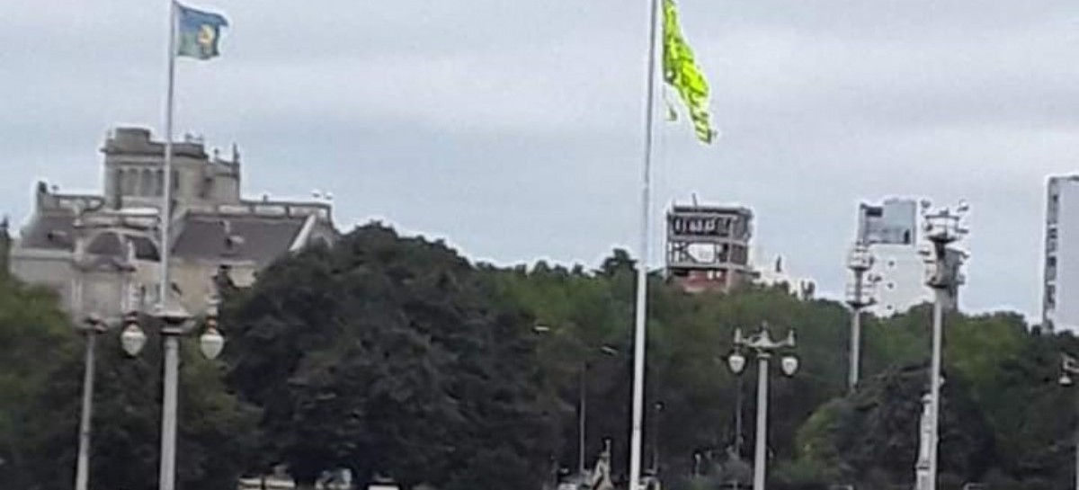 La Plata: polémica por una supuesta Bandera Argentina arriada durante la protesta de cooperativistas