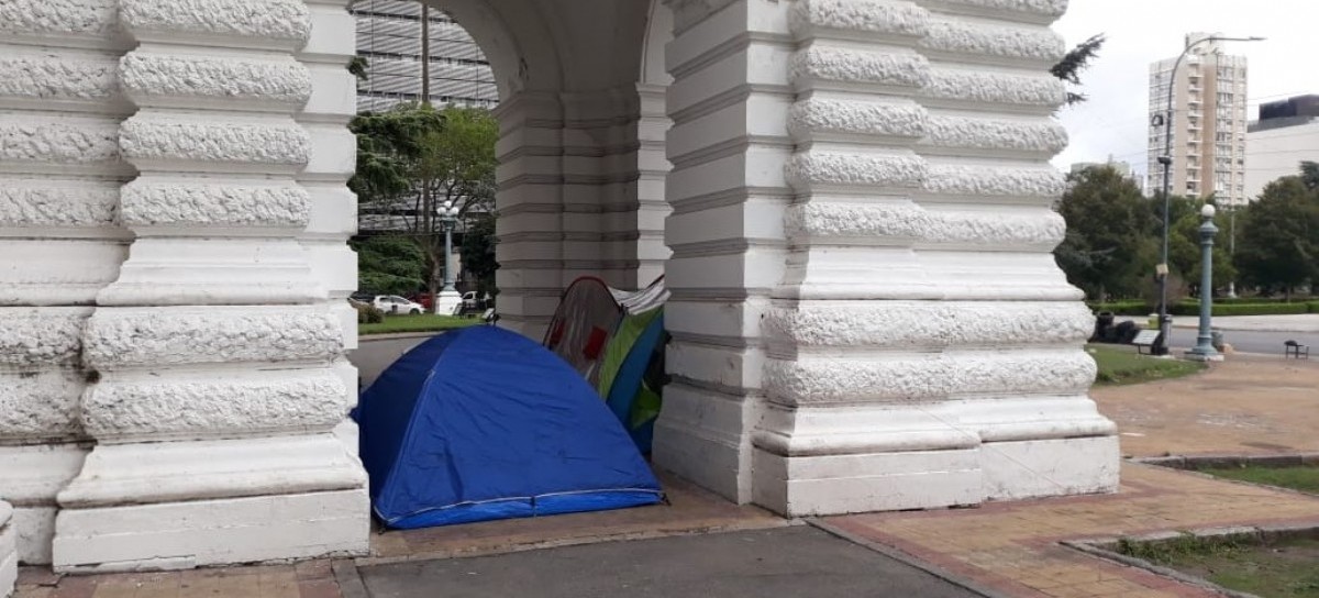 La Plata: polémica por una supuesta Bandera Argentina arriada durante la protesta de cooperativistas