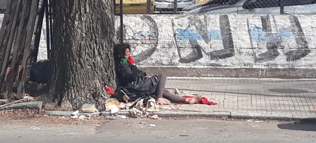 Una mujer de La Plata come, se sienta y duerme sobre la basura
