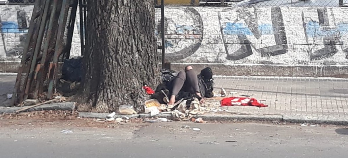 Una mujer de La Plata come, se sienta y duerme sobre la basura