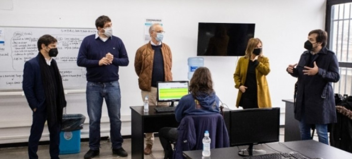 UNLP: Kicillof visitó el Centro de Telellamadas de seguimiento a contactos estrechos de COVID-19