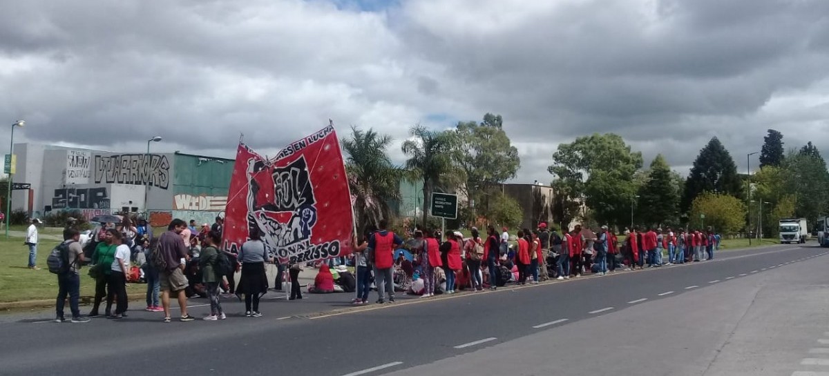 Organizaciones sociales concentraron frente a hipermercado en protesta por la falta de trabajo