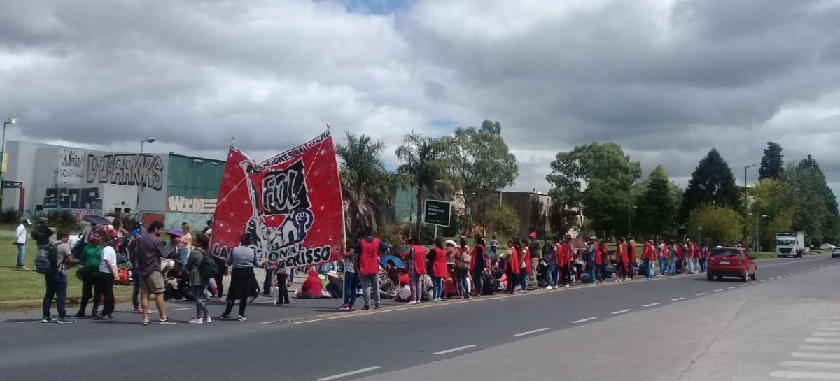 Organizaciones sociales concentraron frente a hipermercado en protesta por la falta de trabajo