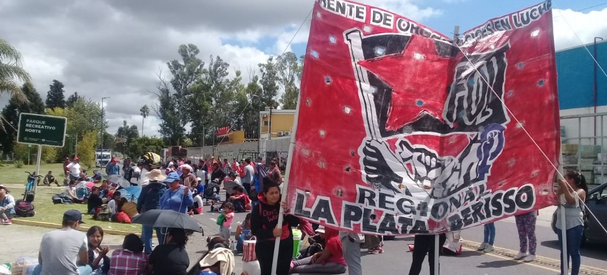 Organizaciones sociales concentraron frente a hipermercado en protesta por la falta de trabajo