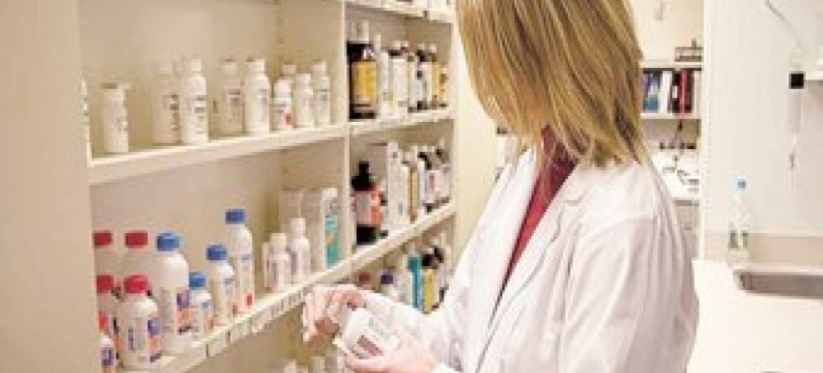 Vidal firmó el decreto que regula los honorarios y aranceles de farmacéuticos bonaerenses
