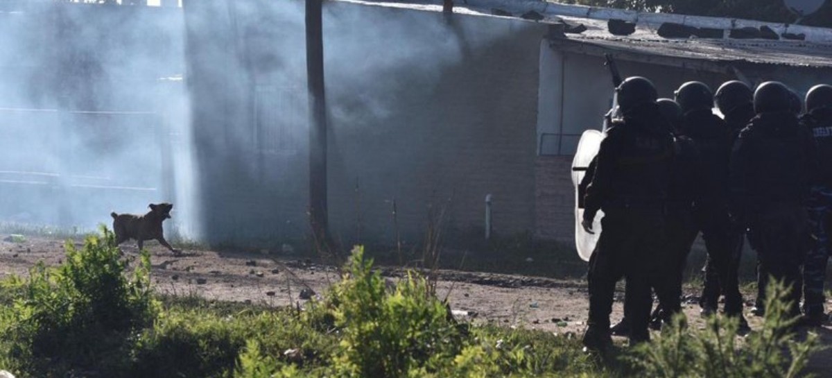 Guernica: con serios incidentes y enfrentamientos, la Policía bonaerense desalojó el predio tomado