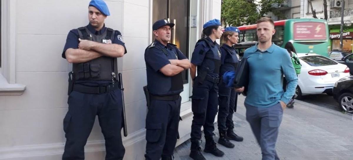 El Espacio de Inundados La Plata llevó su protesta frente a la sede de "Dacal Bienes Raíces"