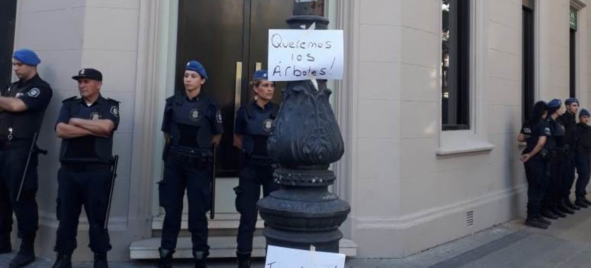 El Espacio de Inundados La Plata llevó su protesta frente a la sede de "Dacal Bienes Raíces"