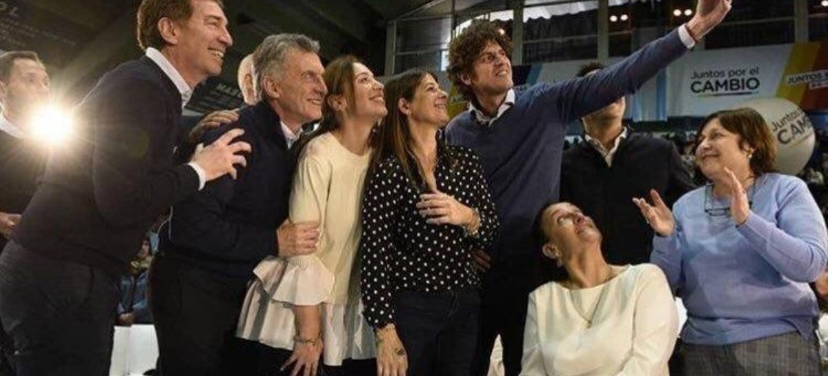 Michetti, además de quedar políticamente relegada, es el símbolo de la "no inclusión" en una selfie