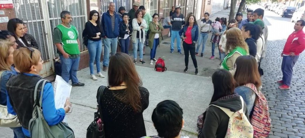 Empleados de una Mutual de Berisso, obligados a atender al público en la calle