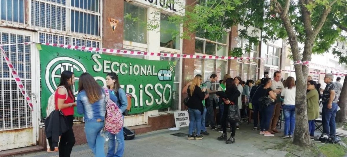 Empleados de una Mutual de Berisso, obligados a atender al público en la calle