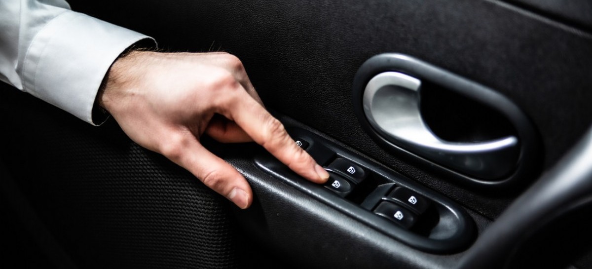 Mecánicos rusos crearon el levantador de vidrios de autos "más rápido del mundo"