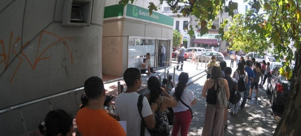 Interminables colas en los cajeros de La Plata para conseguir dinero antes del paro