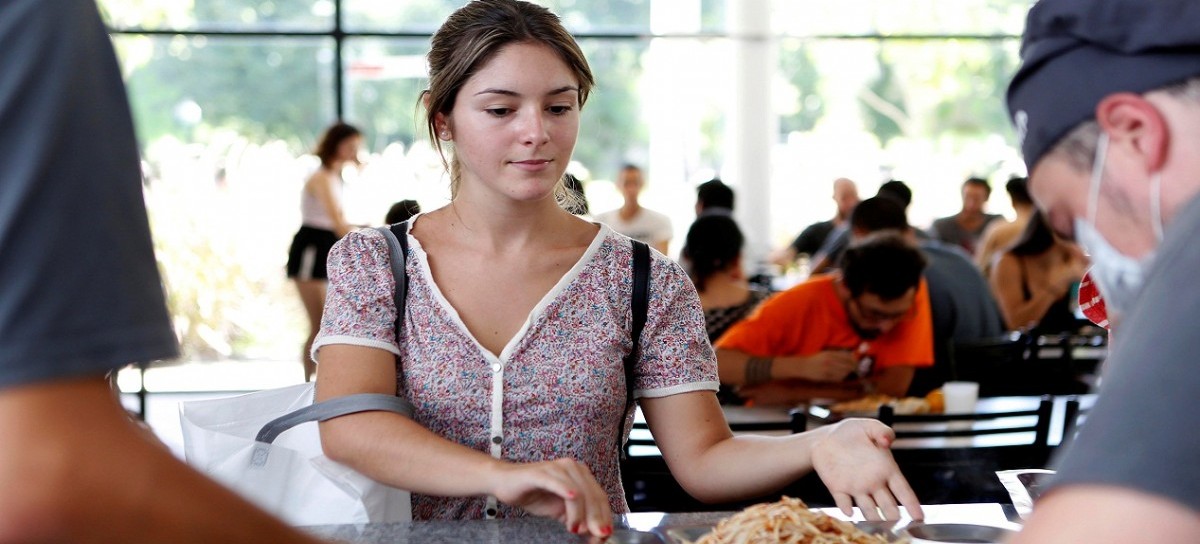 El Comedor Universitario platense abrió sus puertas este lunes y vendió 3.400 tickets a 30 pesos