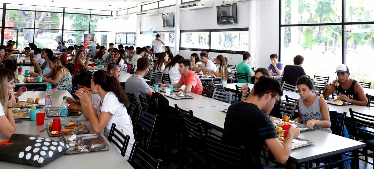 El Comedor Universitario platense abrió sus puertas este lunes y vendió 3.400 tickets a 30 pesos