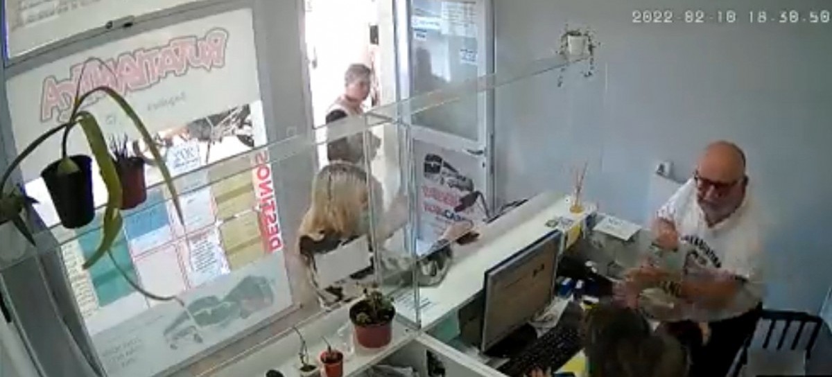 Un dirigente defensor de Derechos Humanos le pegó a una empleada de una empresa de colectivos