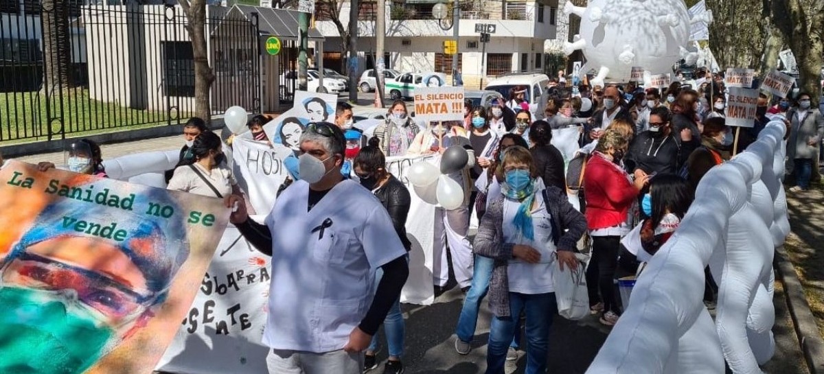 Antes de acampar, aparecieron las "internas" de enfermeras y enfermeros sobre el  modo de protesta
