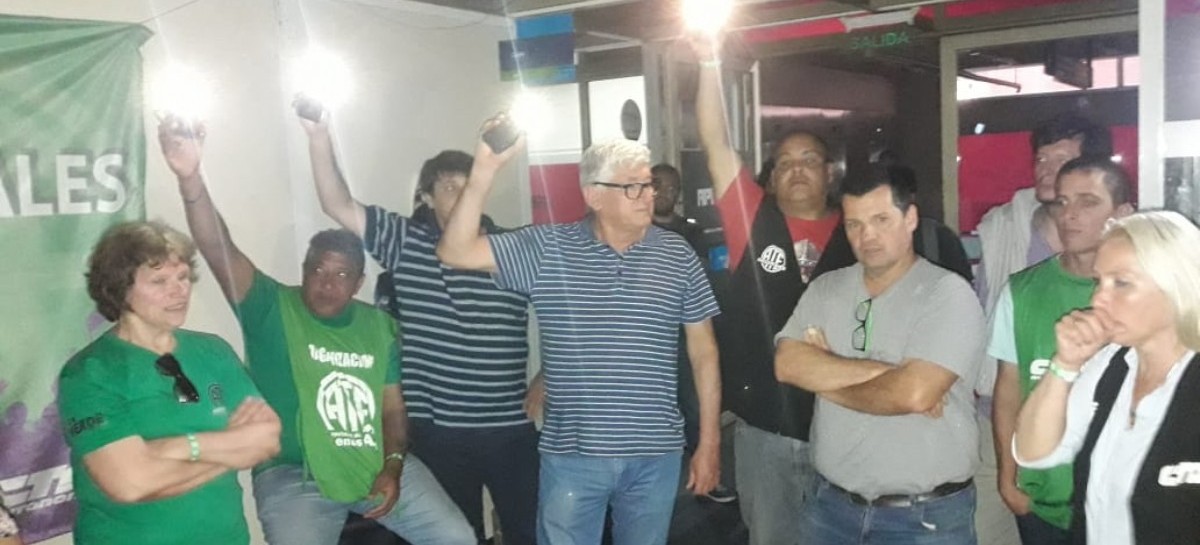 Con el apoyo de sus colegas de Berisso, empleados municipales de La Plata tomaron la Torre I