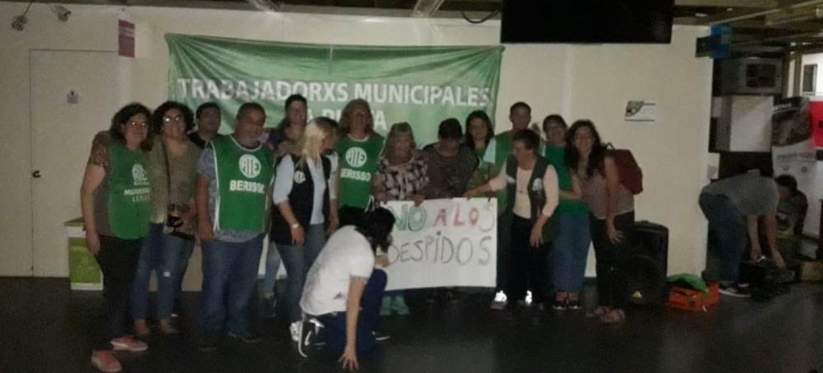 Con el apoyo de sus colegas de Berisso, empleados municipales de La Plata tomaron la Torre I