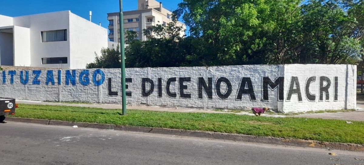 Con pintadas en el Conurbano, el peronismo salió a decirle "NO a Macri"