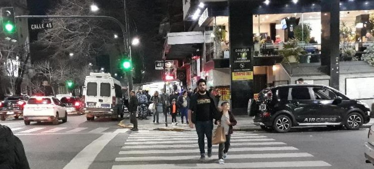 La Policía Bonaerense y los vendedores senegaleses sellaron un pacto en el centro de La Plata