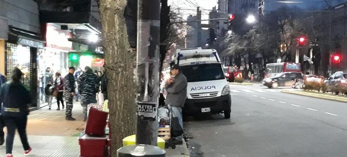 La Policía Bonaerense y los vendedores senegaleses sellaron un pacto en el centro de La Plata