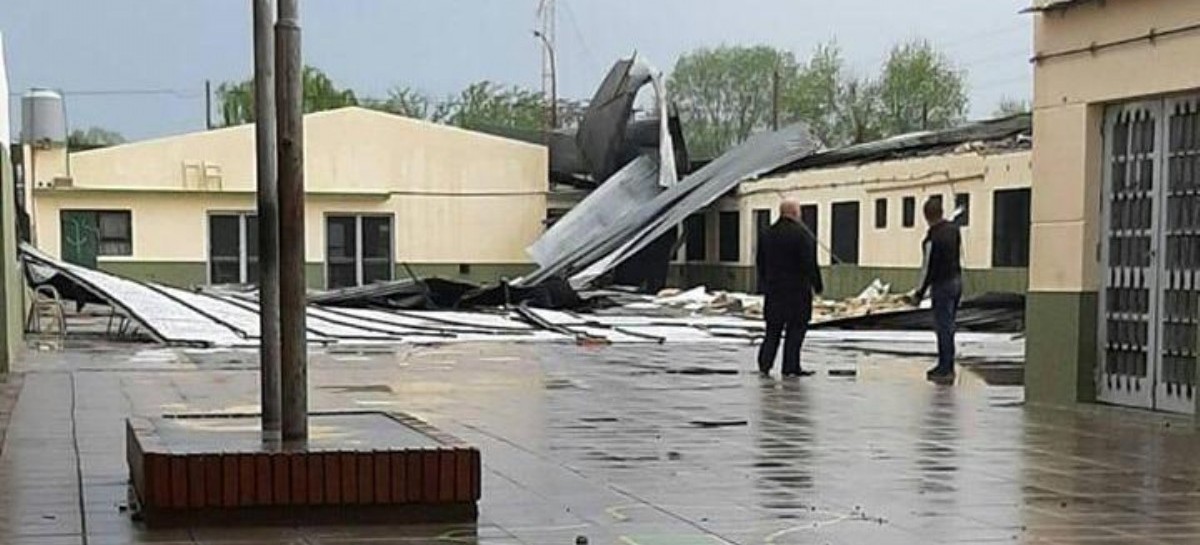 La Escuela N° 10 de Guernica sufrió este viernes los efectos devastadores del temporal