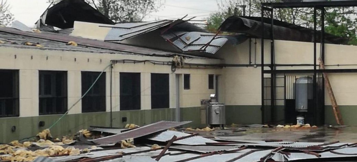 La Escuela N° 10 de Guernica sufrió este viernes los efectos devastadores del temporal