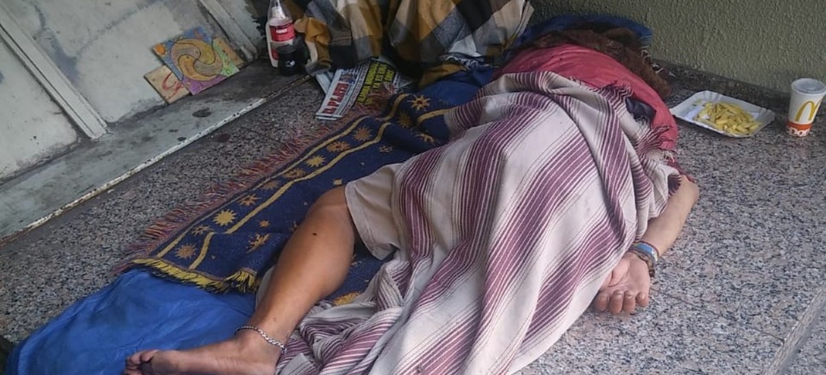 La Plata: Un hombre instalado hace más de un año en la entrada de un edificio divide a los vecinos