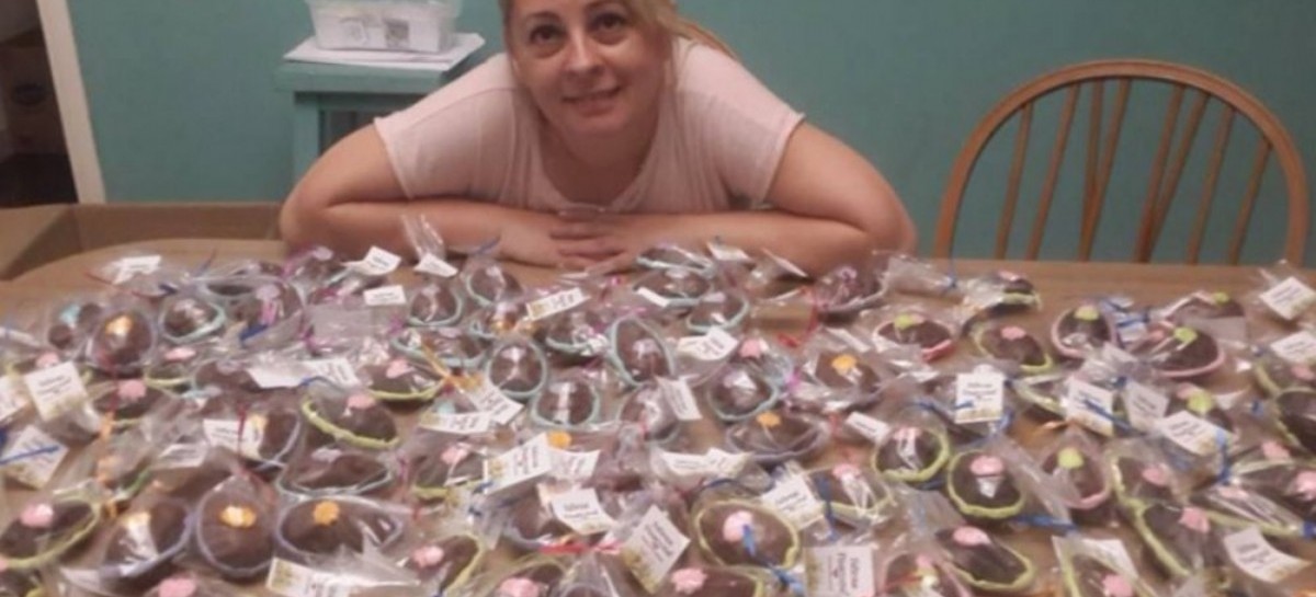Bragado: una mujer hizo más de mil Huevos de Pascuas y los regaló en escuelas y hogares de jubilados
