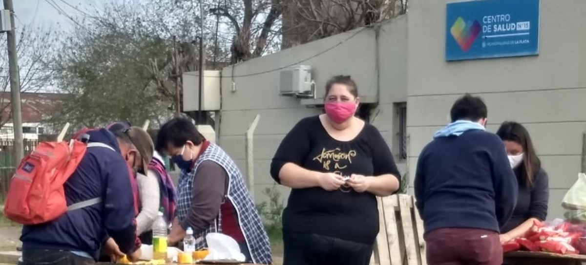 La Plata: cortan la Avenida 520 en reclamo de alimentos para comedores y reincorporación de médicos