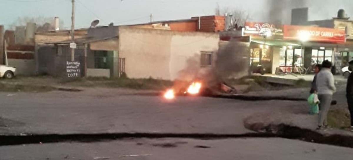 La Plata: hartos por los cortes de EDELAP, vecinos del Cementerio salieron a la calle a protestar