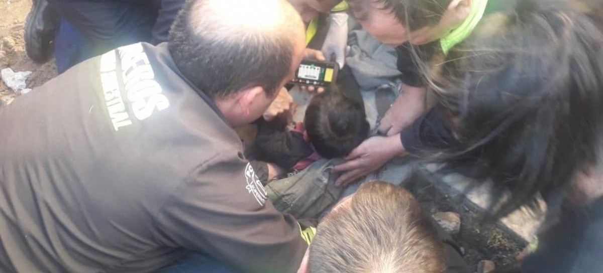 La Plata: Bomberos de Policía rescataron a un bebé de un año y medio atrapado en sumidero de desagüe