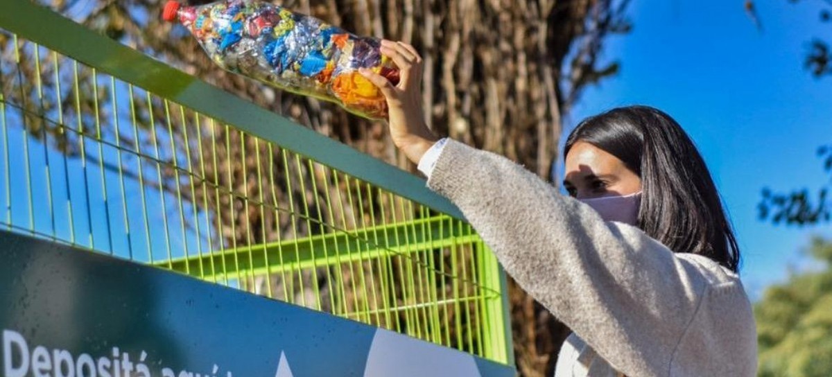 Hurlingham: presentan proyecto para instalar contenedores de ecoladrillos en las plazas principales