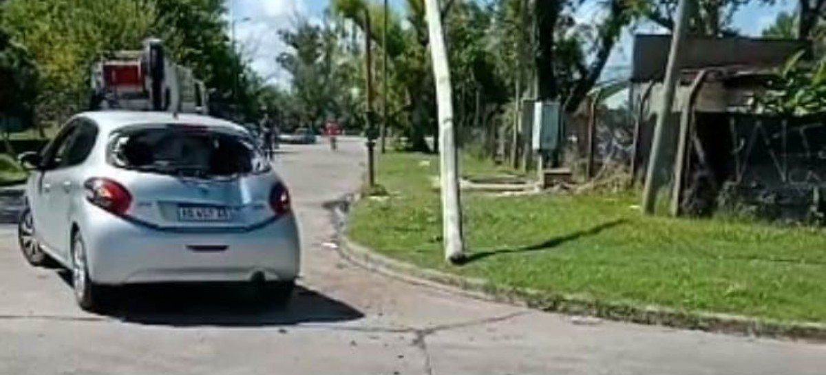 La Plata: fue a practicar estacionamiento con su auto nuevo y casi tira abajo un poste de luz